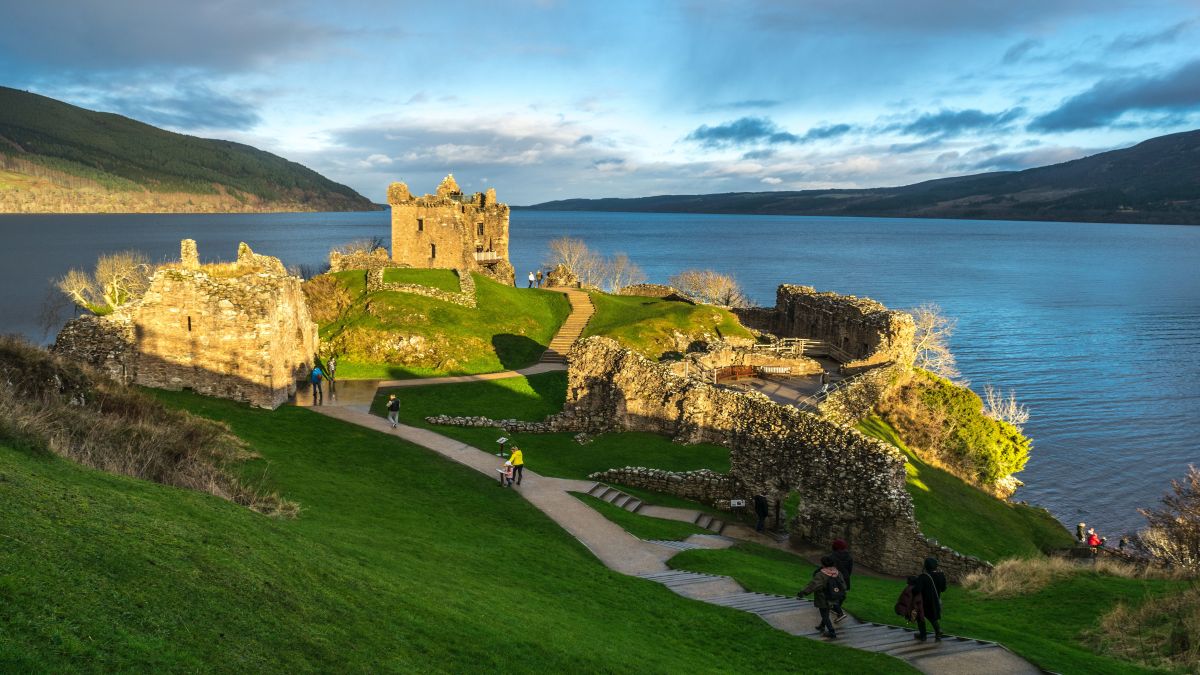 Loch Ness-i tó és Urquhart vár